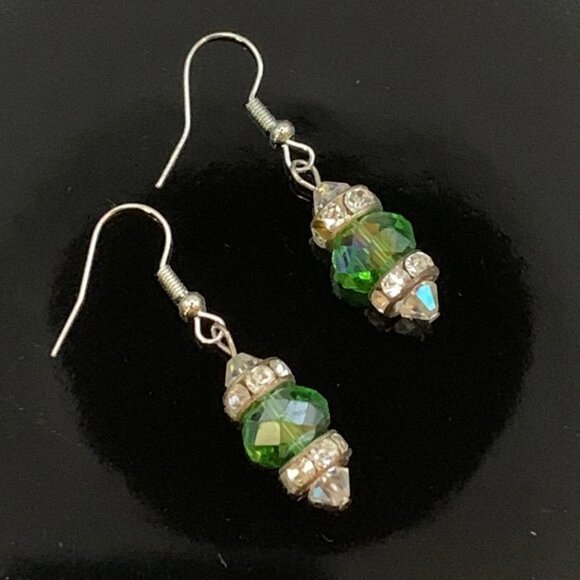 Short Emerald Green Crystal Bead Handmade Earrings New J752 - Picture 1 of 6